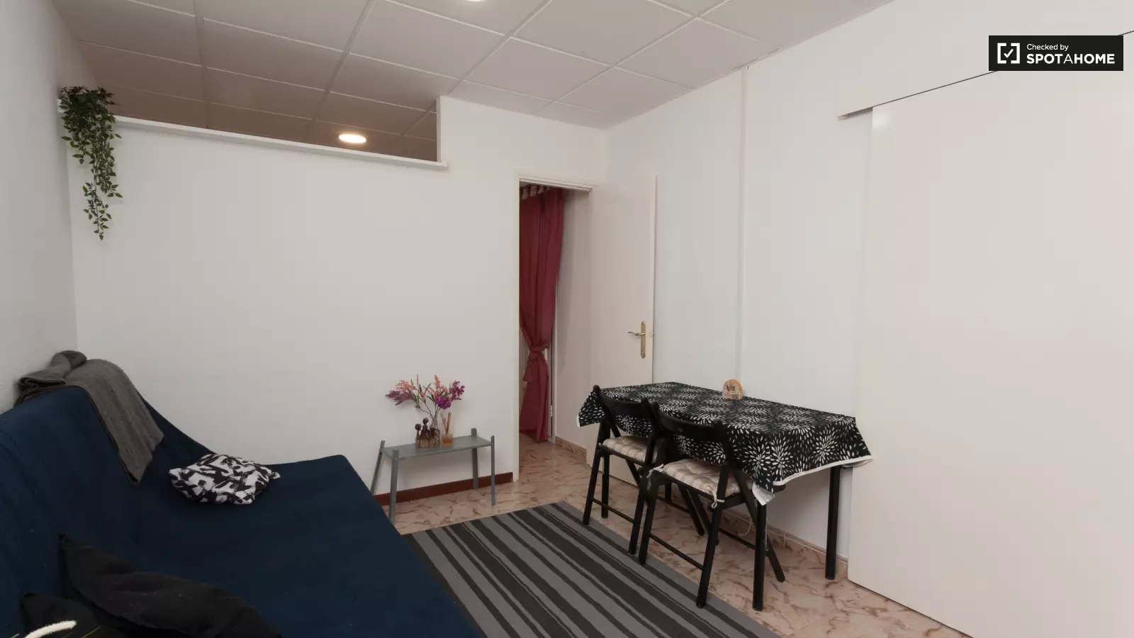 Habitación amueblada en piso compartido en Ciutat Vella · 3