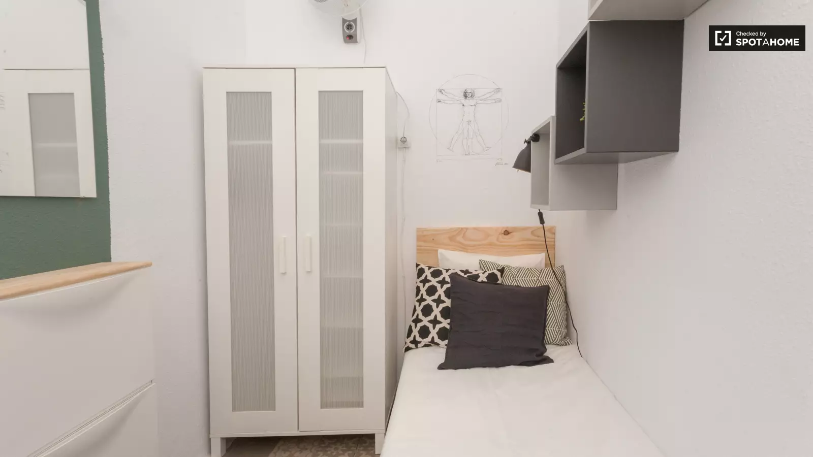 Furnished room in a 9-person shared flat in Gràcia · 2