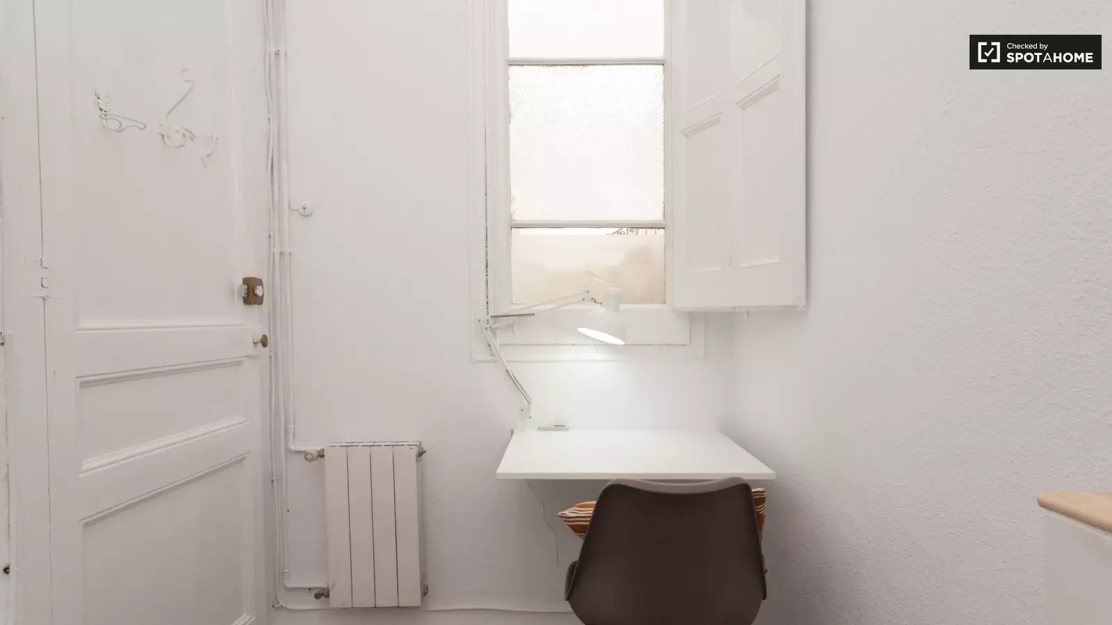 Furnished room in a 9-person shared flat in Gràcia · 3