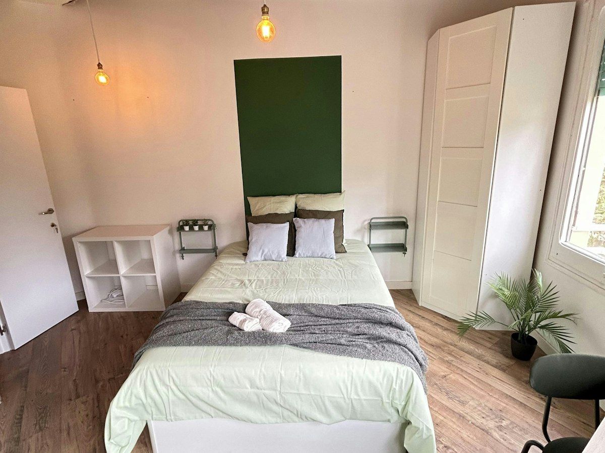 Furnished room in a 7-person shared flat in Sants-Montjuïc · 2