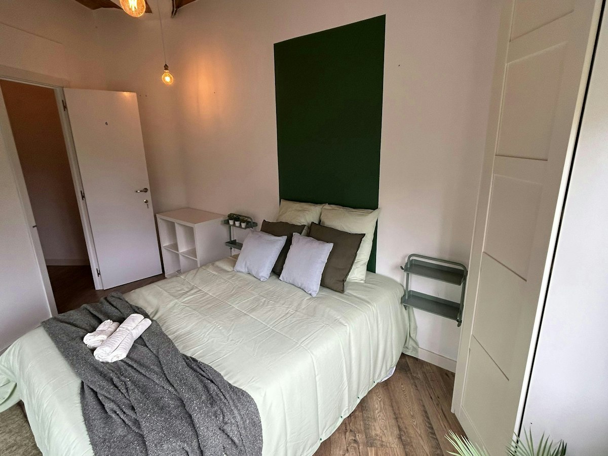 Furnished room in a 7-person shared flat in Sants-Montjuïc · 3