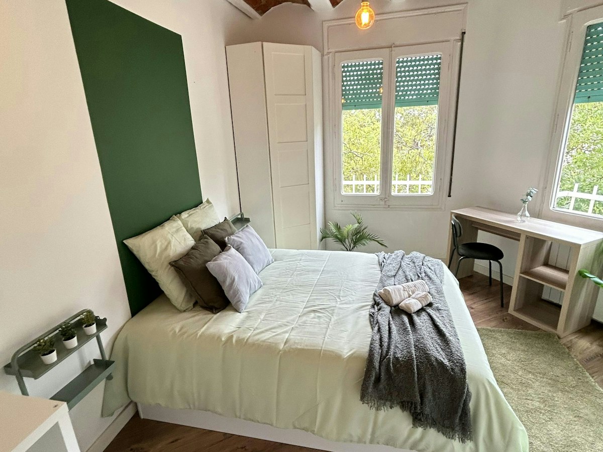 Furnished room in a 7-person shared flat in Sants-Montjuïc · 4