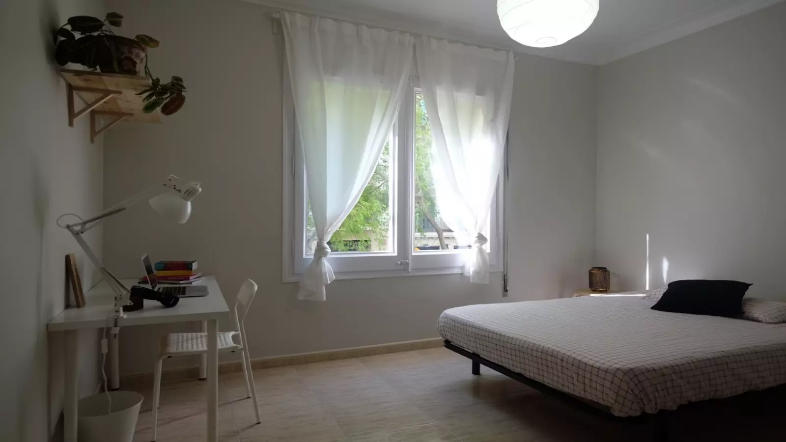 Habitación amueblada en piso compartido de 6 personas en Eixample · 4