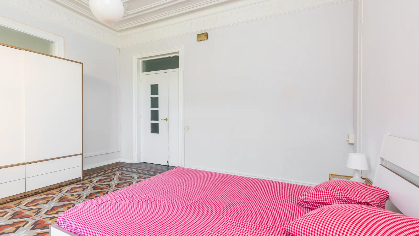 Furnished room in a 9-person shared flat in Ciutat Vella · 2
