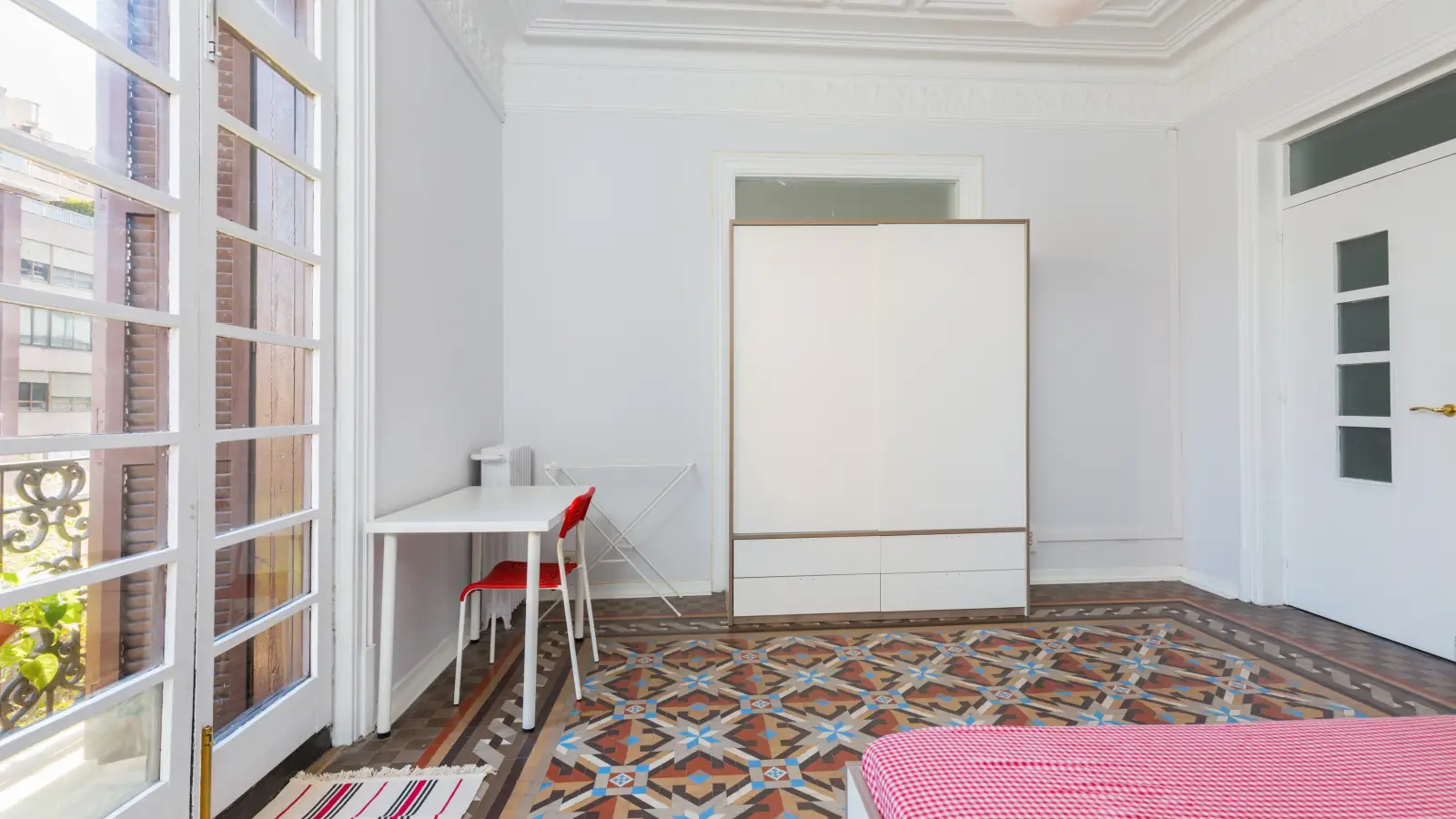Furnished room in a 9-person shared flat in Ciutat Vella · 3
