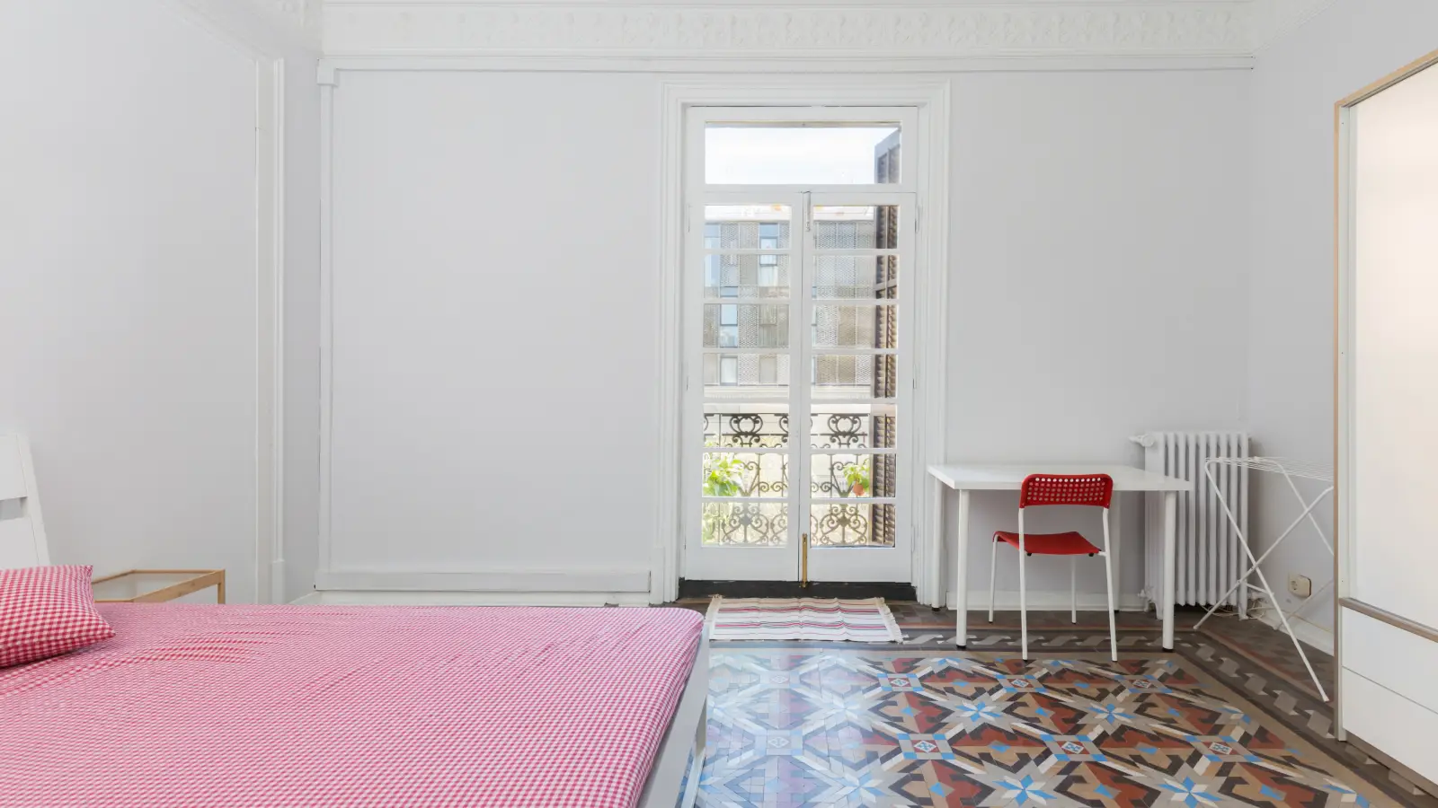 Furnished room in a 9-person shared flat in Ciutat Vella · 4