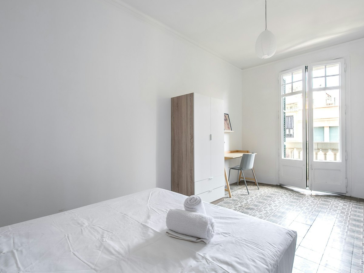 Furnished room in a 7-person shared flat in Gràcia · 4