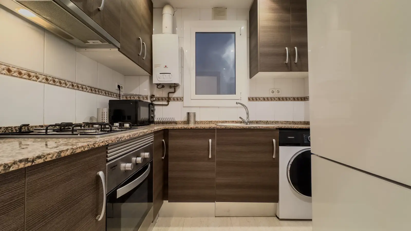 Furnished room in a shared flat in L'Hospitalet · 3