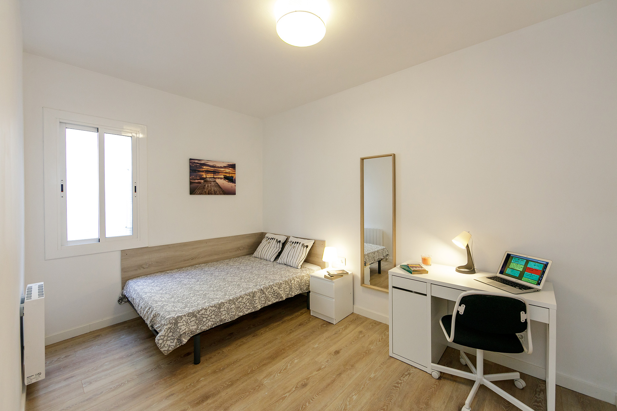 Furnished room in a shared flat in L'Hospitalet · 3