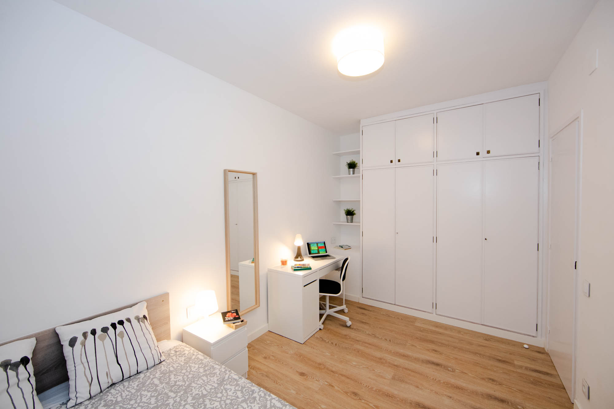 Furnished room in a shared flat in L'Hospitalet · 4