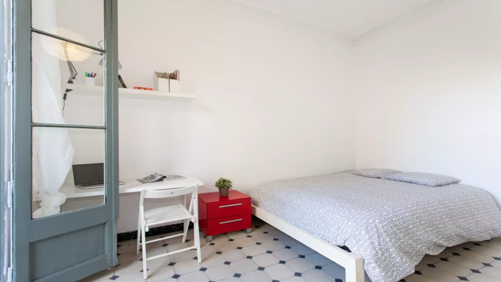 Furnished room in a shared flat in Sants-Montjuïc · 3