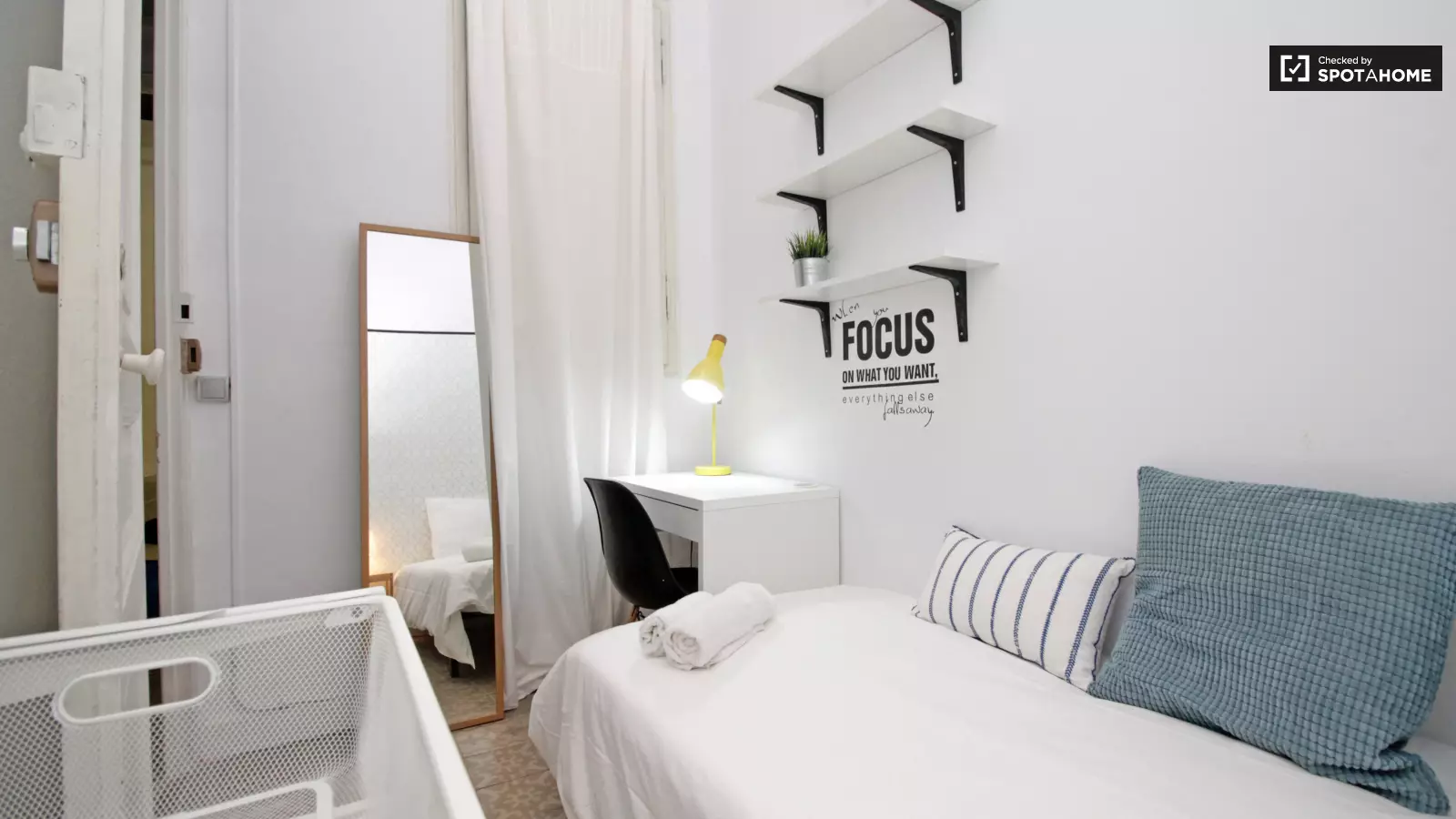Habitación amueblada en piso compartido en Gràcia · 2