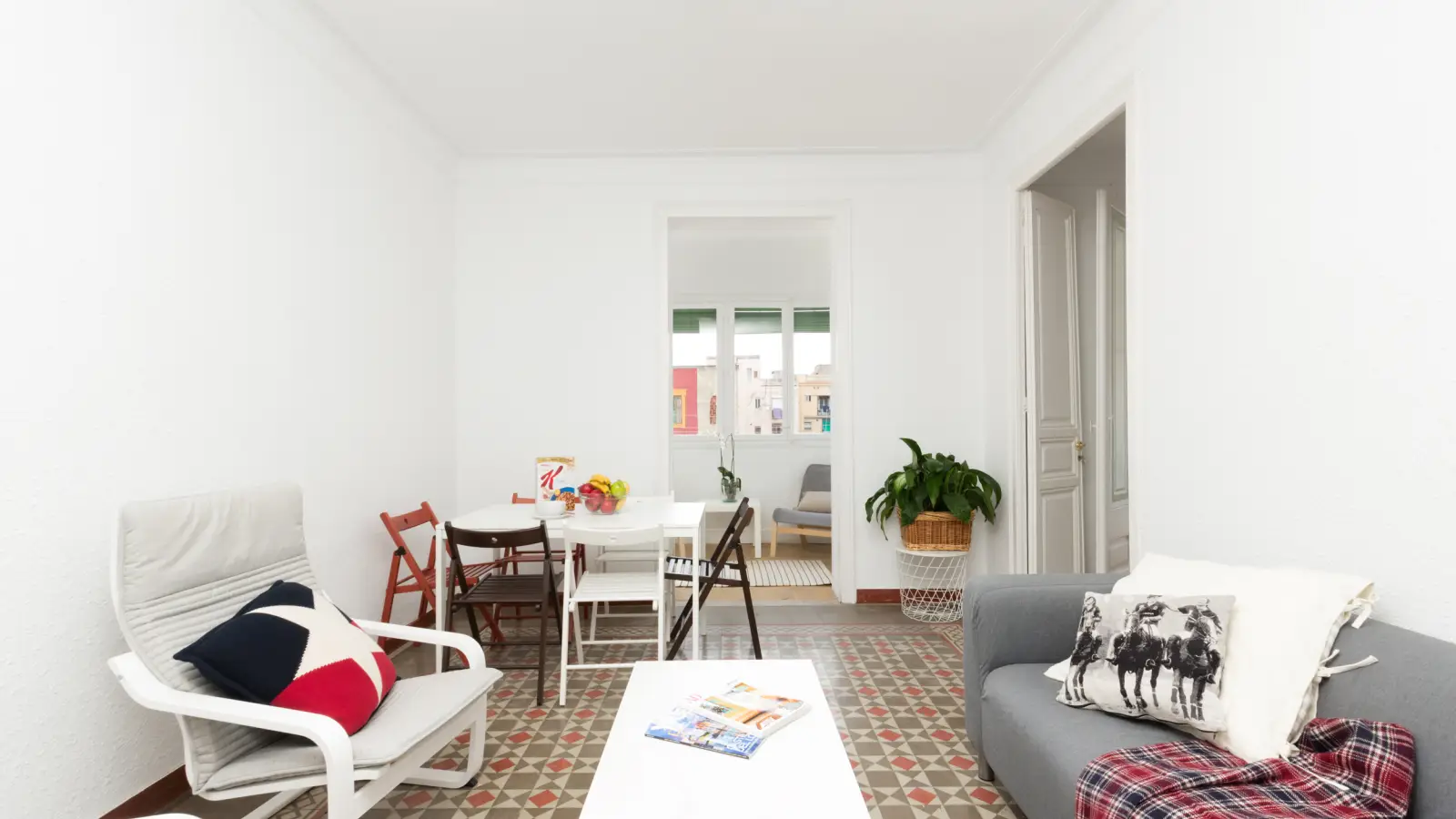 Furnished room in a shared flat in Eixample · 4