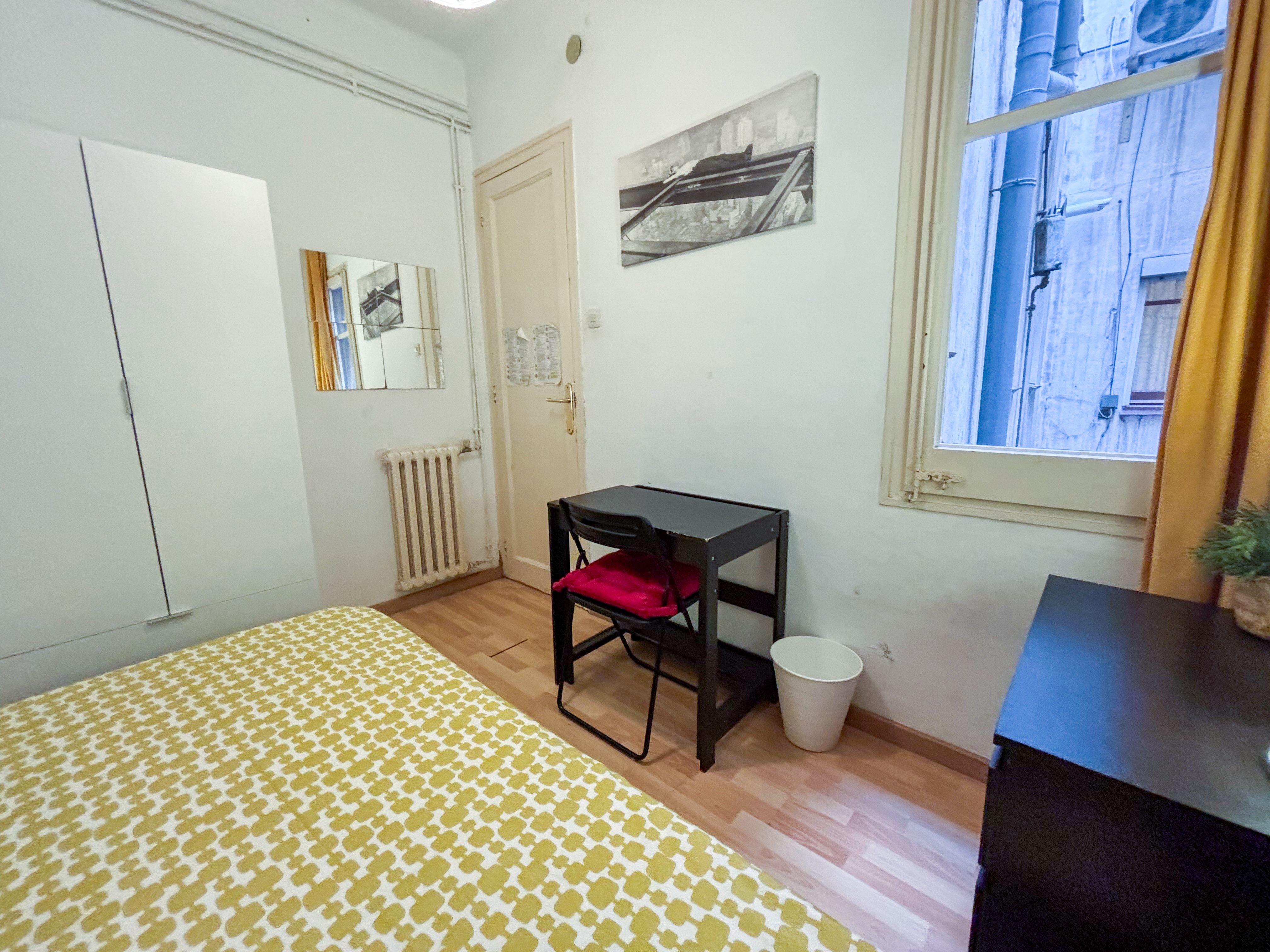Habitación amueblada en piso compartido en Gràcia · 4