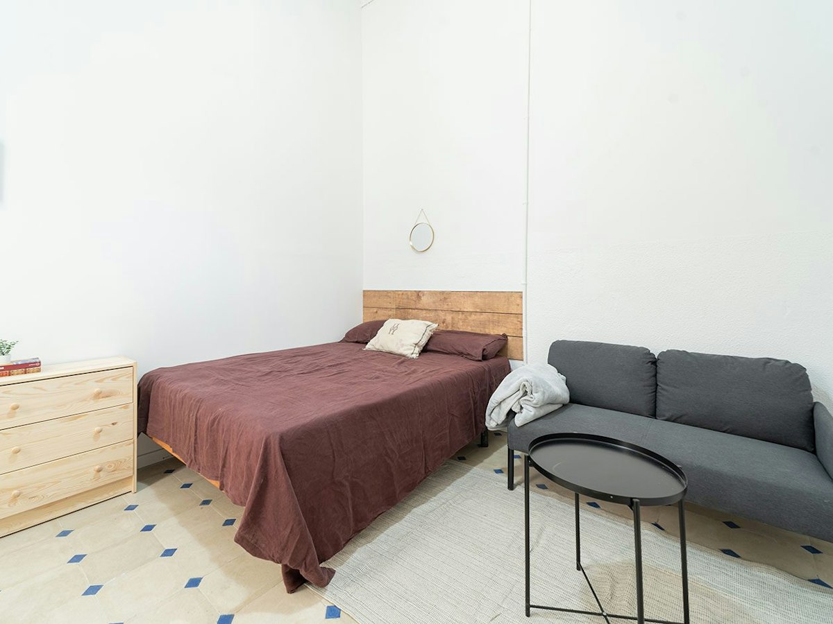 Habitación amueblada en piso compartido de 14 personas en Eixample · 2