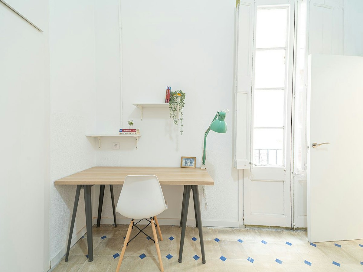 Habitación amueblada en piso compartido de 14 personas en Eixample · 3