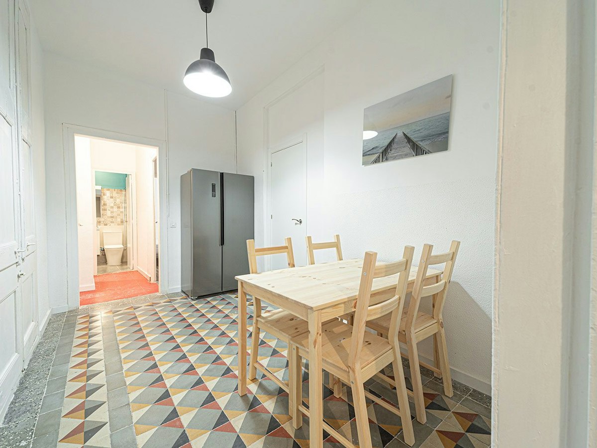 Habitación amueblada en piso compartido de 14 personas en Eixample · 4
