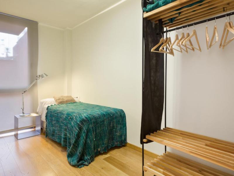 Furnished 3-bedroom flat in Eixample · 2