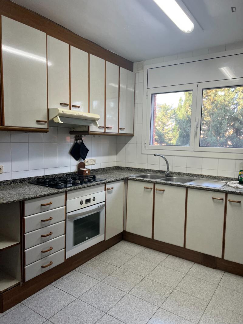 Habitación amueblada en piso compartido de 3 personas en Gràcia · 2