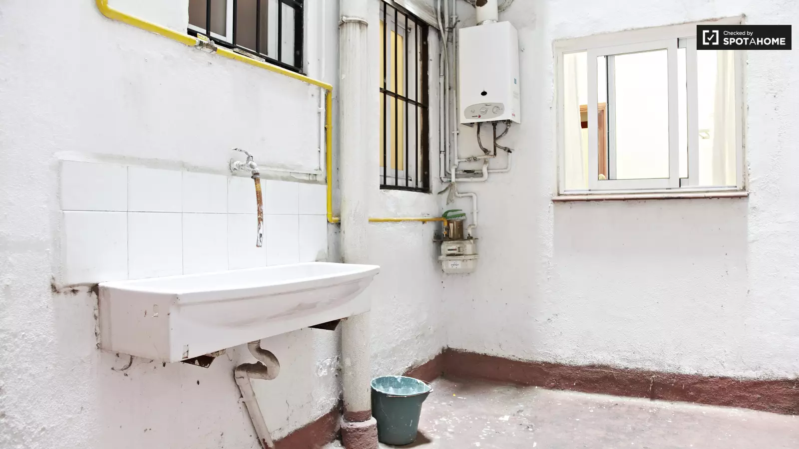 Furnished room in a 5-person shared flat in Eixample · 4
