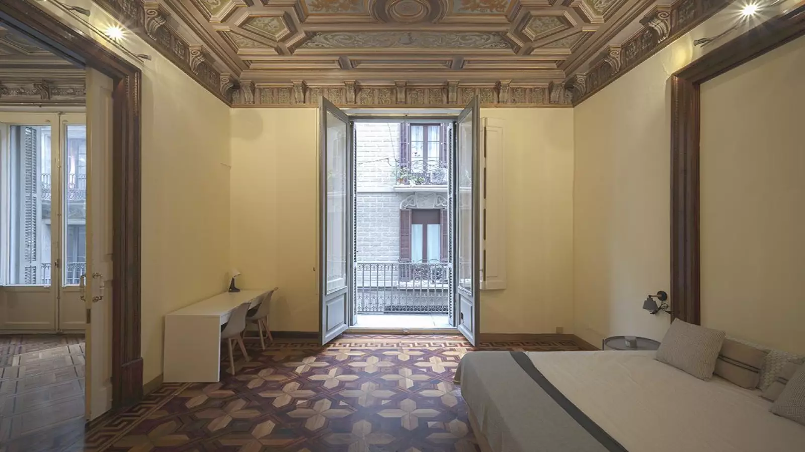 Furnished room in a 10-person shared flat in Ciutat Vella · 2