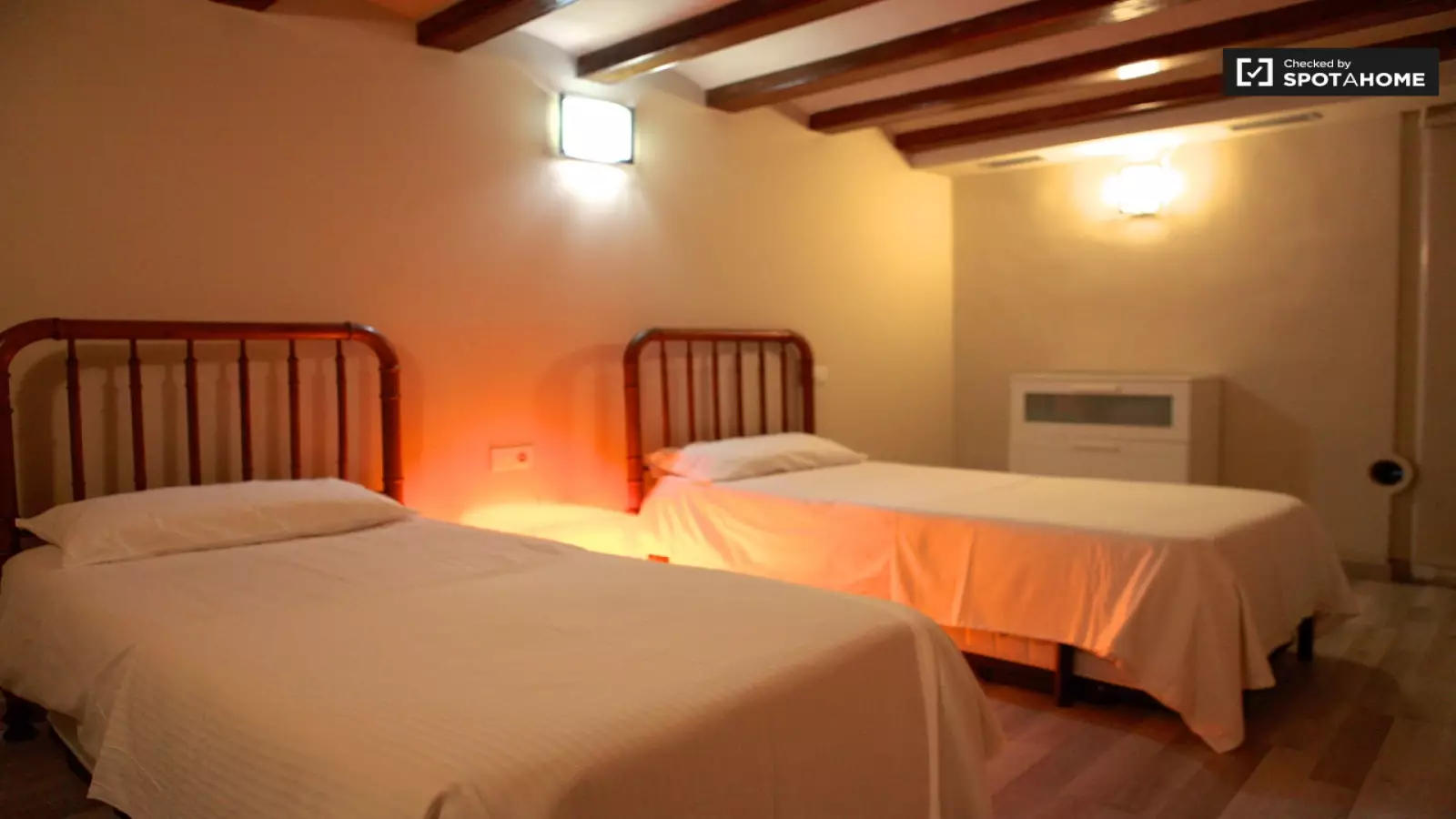 Habitación amueblada en piso compartido de 4 personas en Ciutat Vella · 4