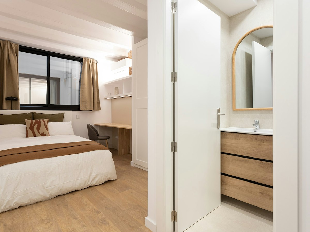 Habitación amueblada en piso compartido de 11 personas en Sants-Montjuïc · 2