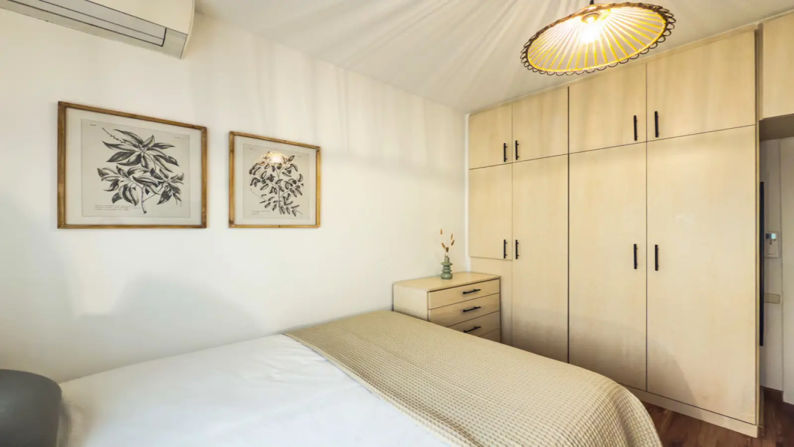 Furnished room in a shared flat in Eixample · 2