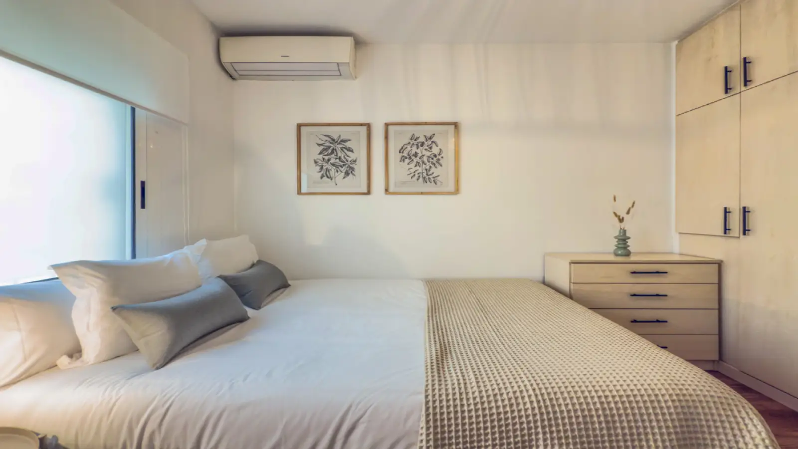 Furnished room in a shared flat in Eixample · 3