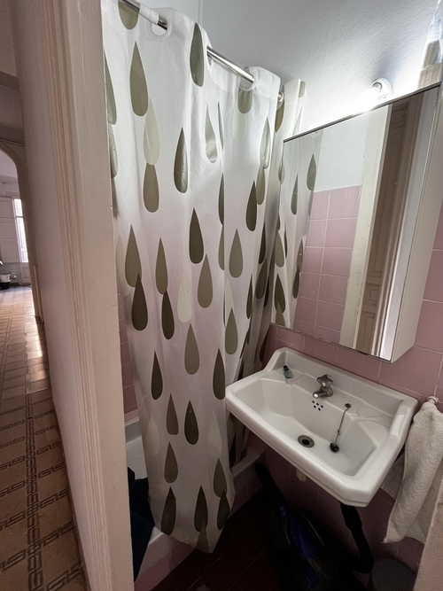 Room in a shared flat in Eixample · 2