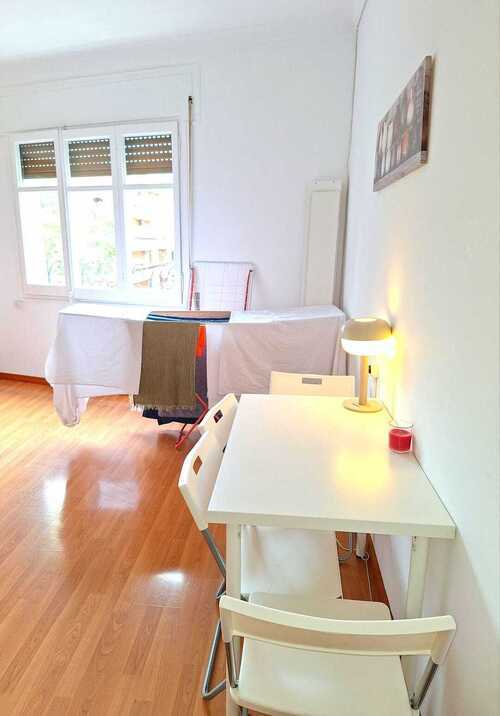 Room in a 5-person shared flat in Sants-Montjuïc · 2