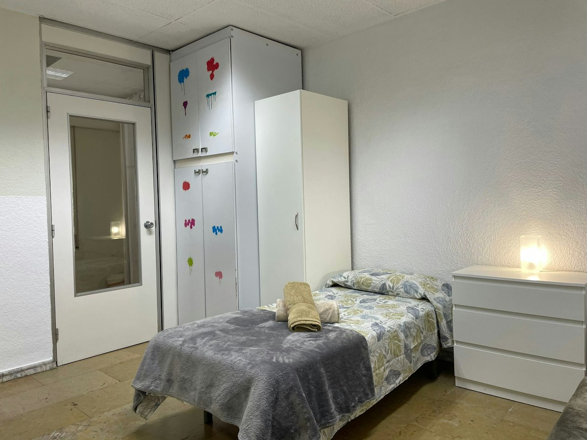 Furnished room in a 9-person shared flat in Eixample · 2