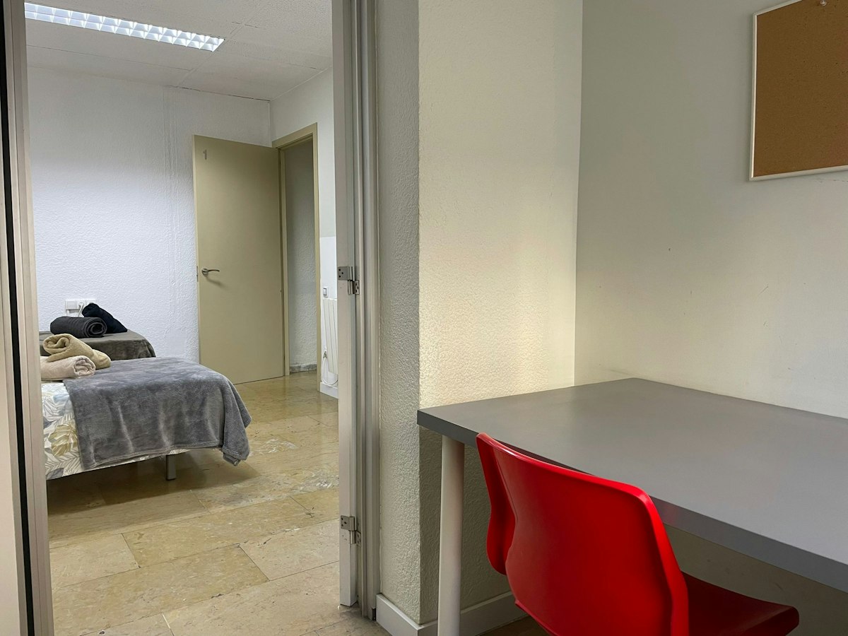 Furnished room in a 9-person shared flat in Eixample · 3