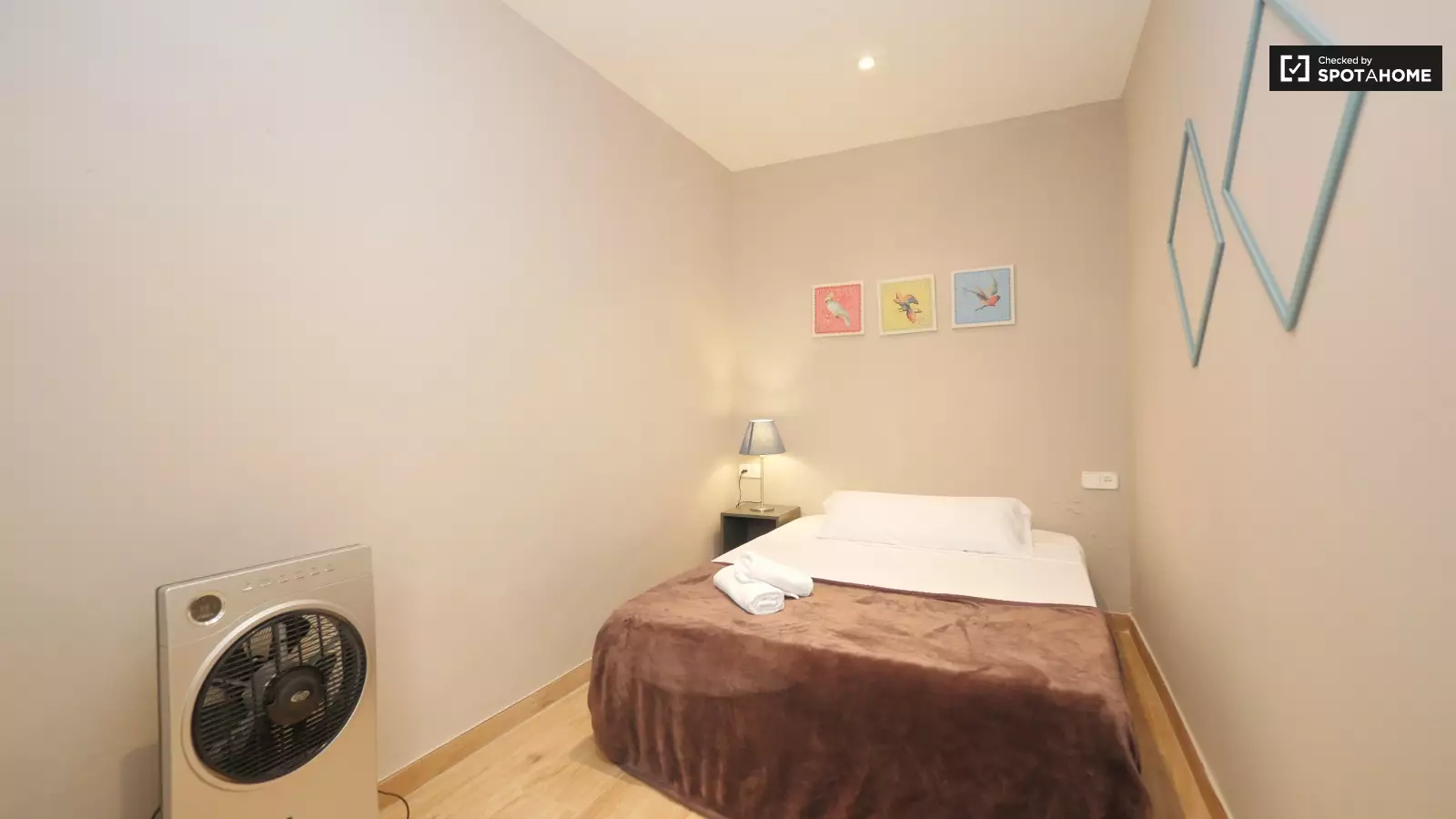 Furnished 1-bedroom flat in Sants-Montjuïc · 3