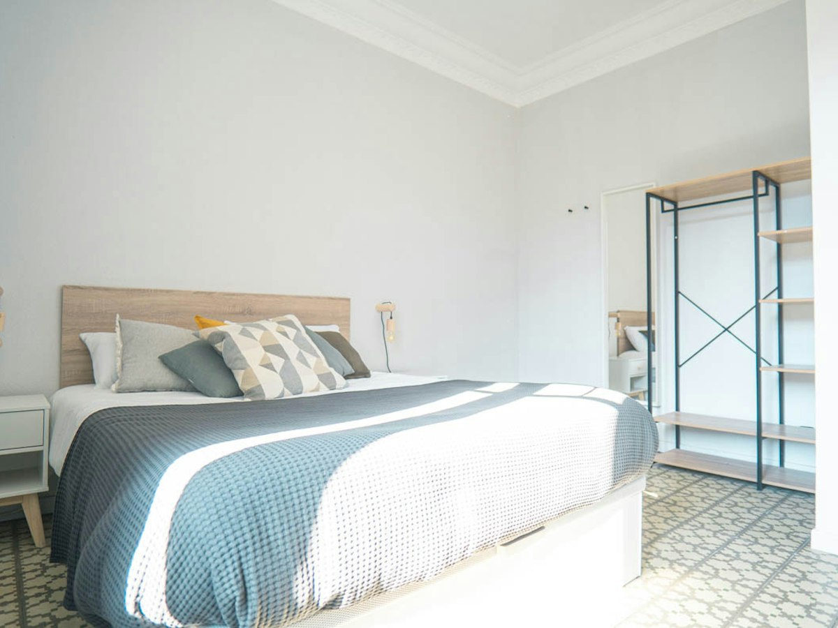 Furnished room in a 6-person shared flat in Gràcia · 2
