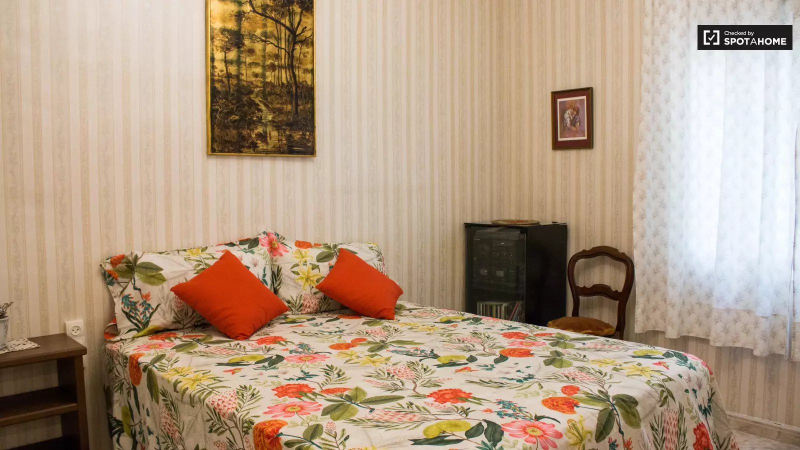 Furnished room in a 4-person shared flat in Eixample · 2