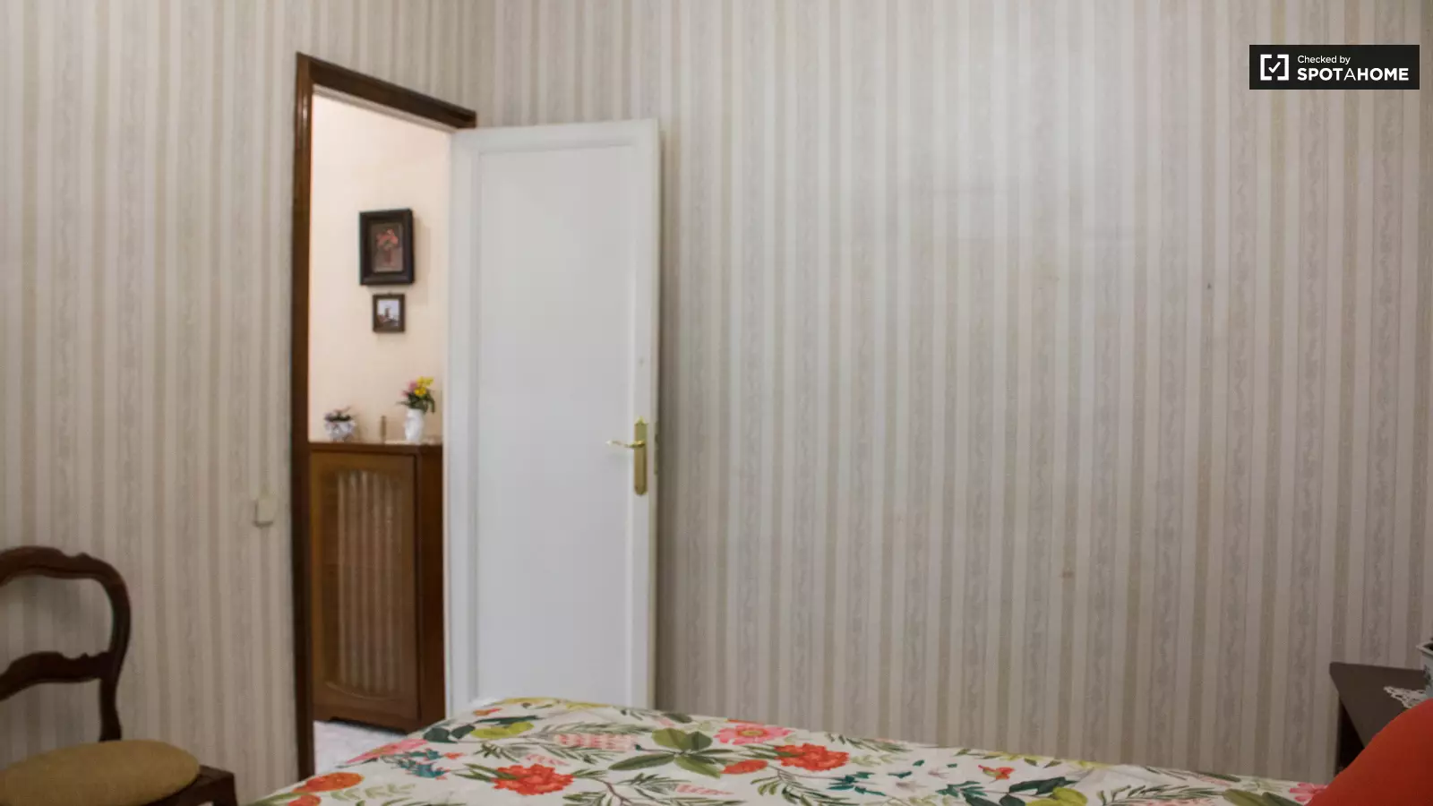 Furnished room in a 4-person shared flat in Eixample · 3