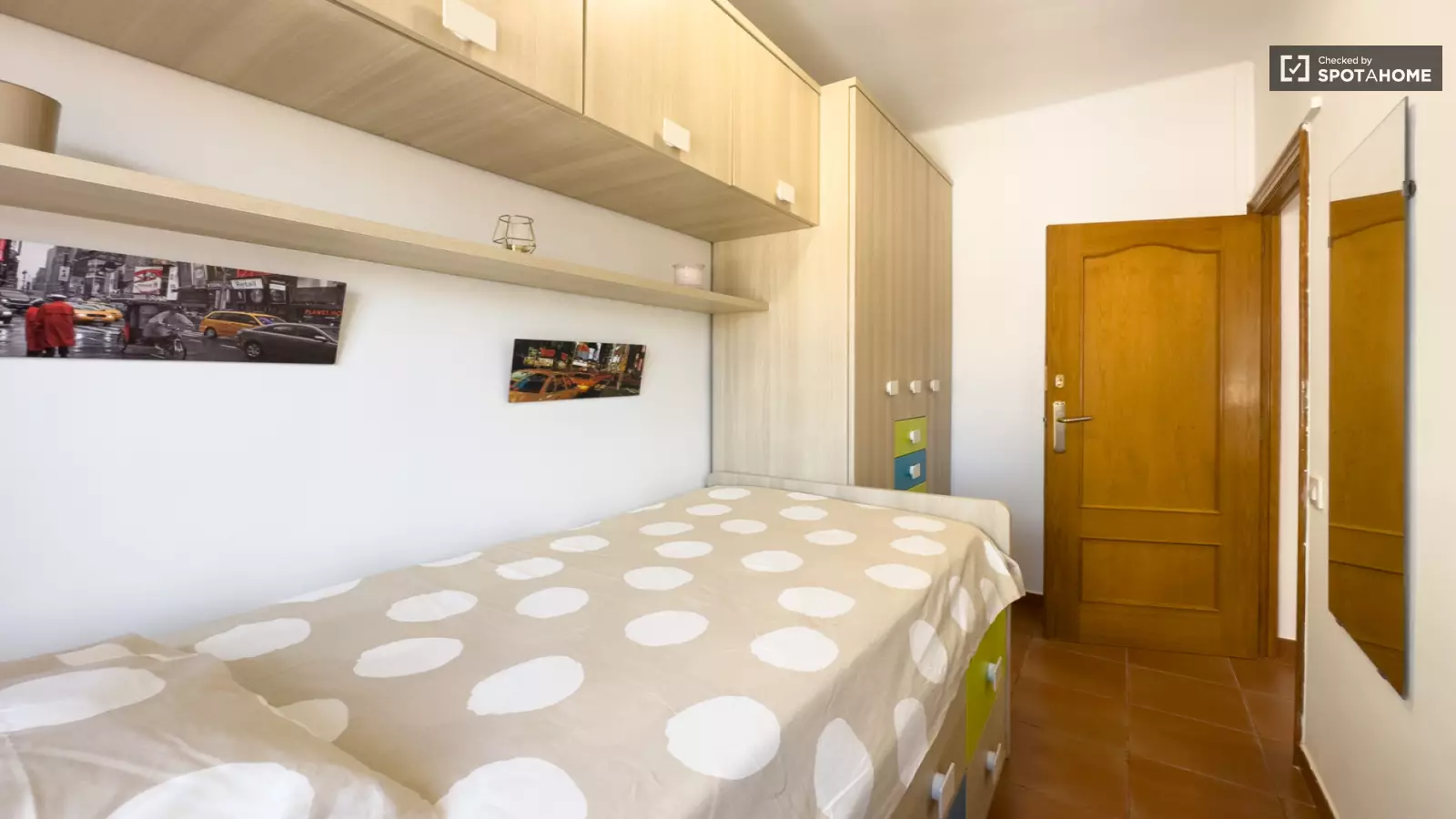 Furnished room in a shared flat in L'Hospitalet · 3