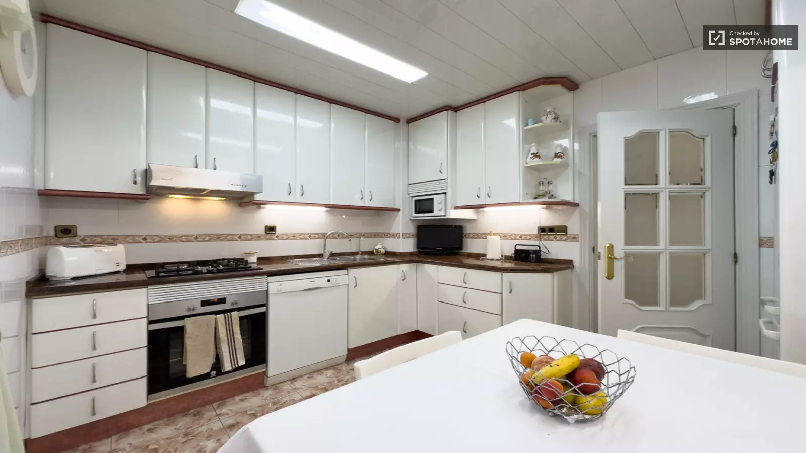 Furnished room in a shared flat in Sants-Montjuïc · 3