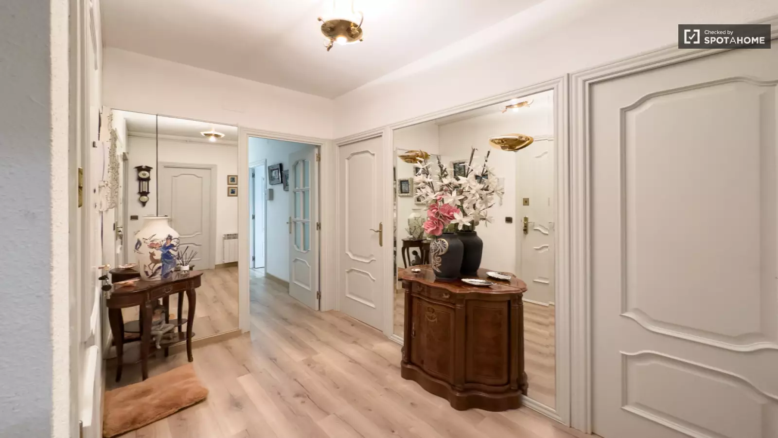 Furnished room in a shared flat in Sants-Montjuïc · 4