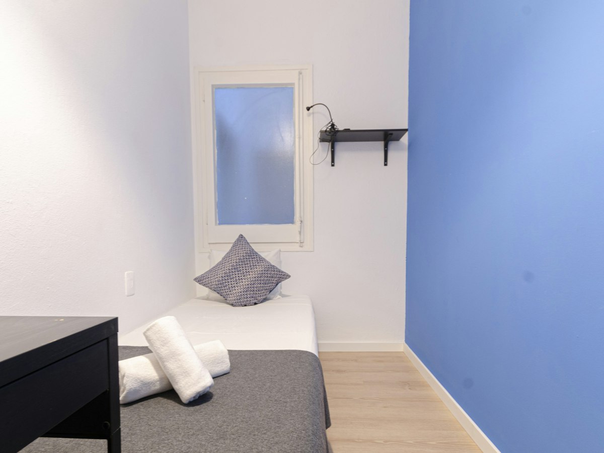 Furnished room in a 7-person shared flat in Sants-Montjuïc · 2