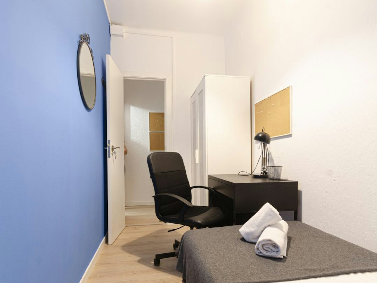 Furnished room in a 7-person shared flat in Sants-Montjuïc · 3