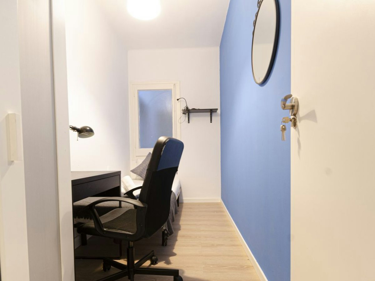 Furnished room in a 7-person shared flat in Sants-Montjuïc · 4