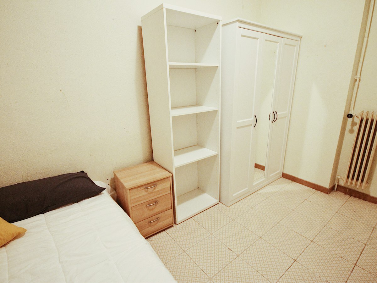 Habitación amueblada en piso compartido de 4 personas en Gràcia · 2