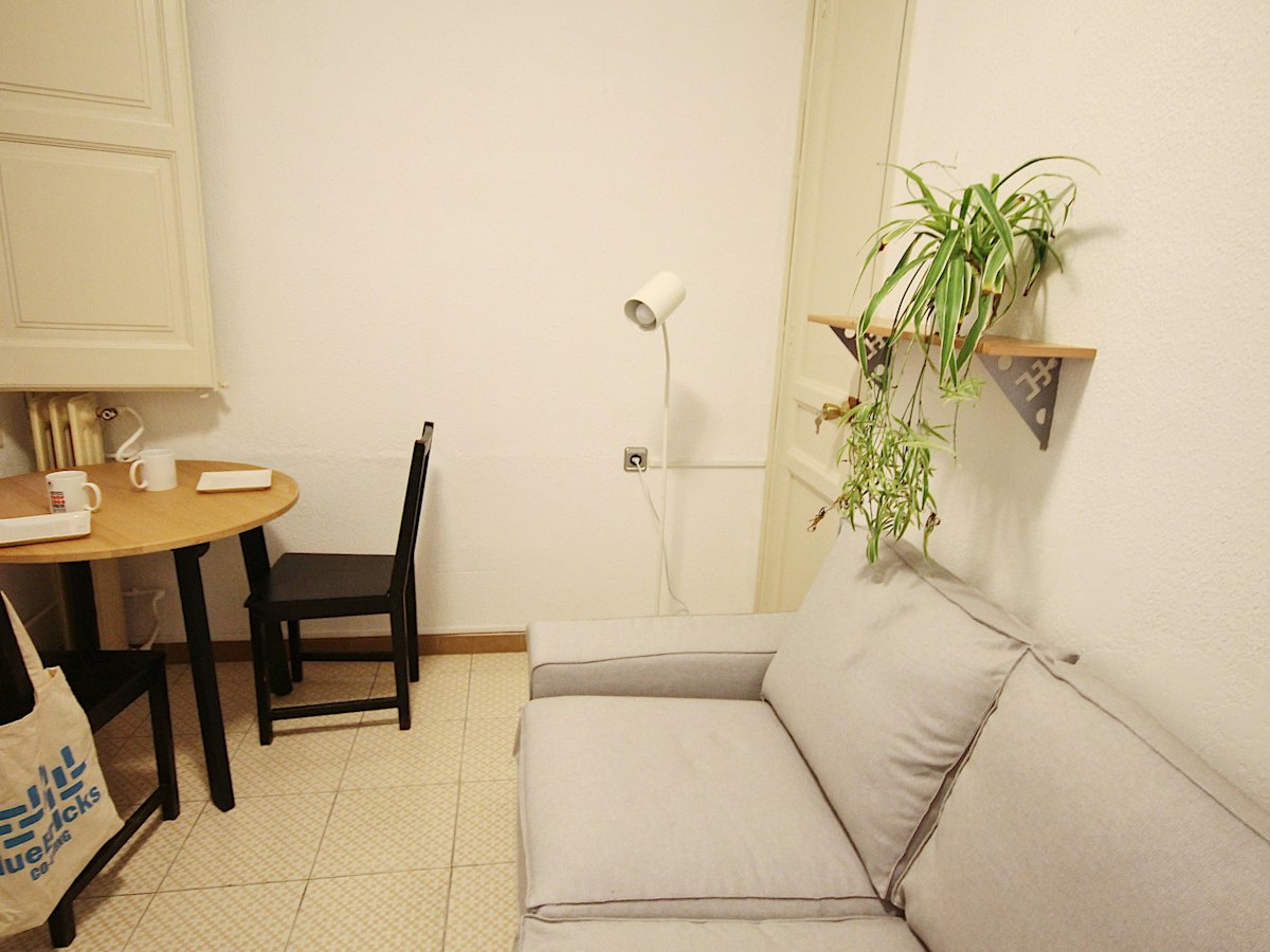 Habitación amueblada en piso compartido de 4 personas en Gràcia · 4
