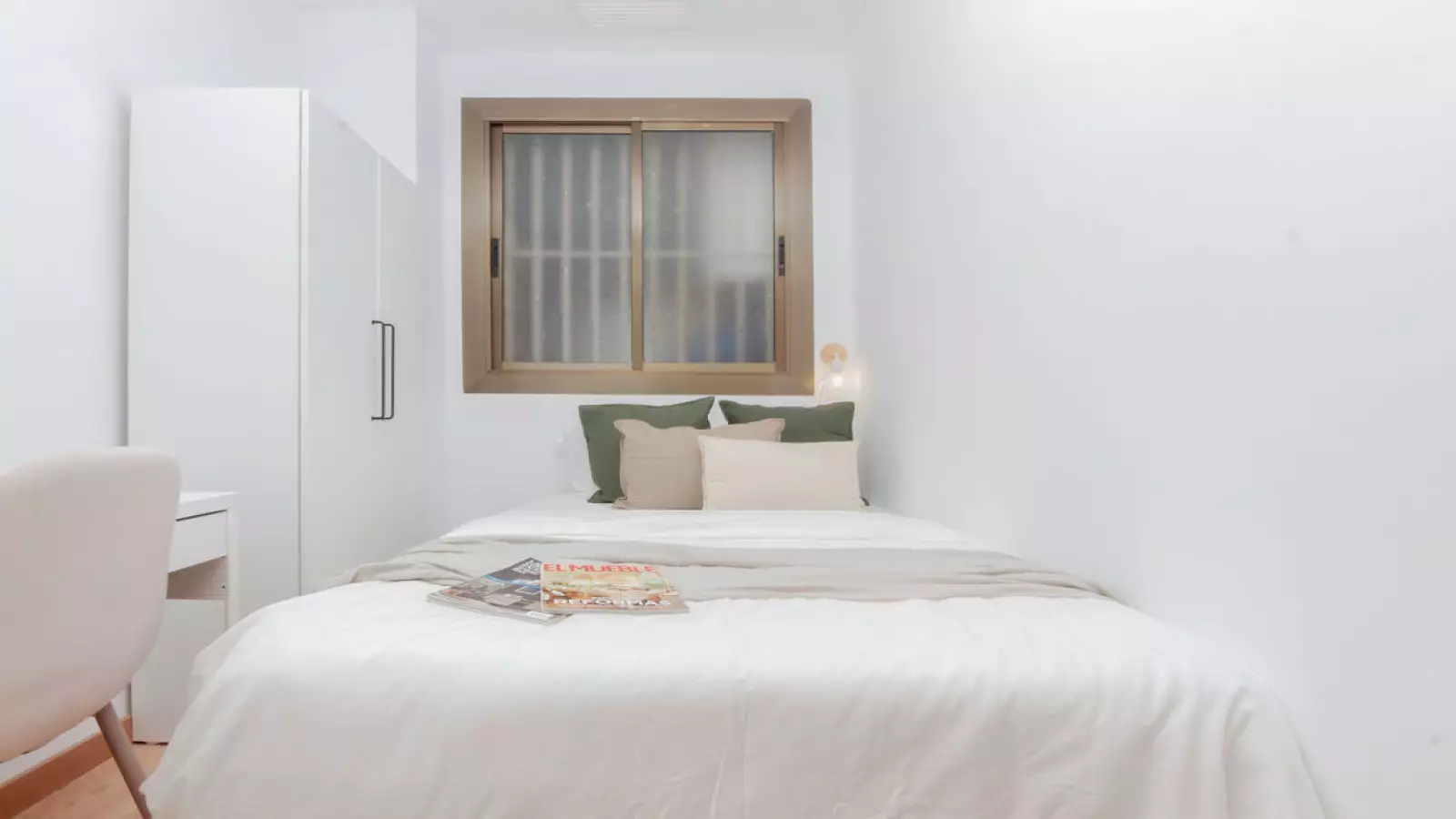 Habitación amueblada en piso compartido de 7 personas en Gràcia · 2