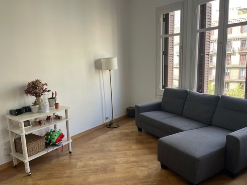 Room in a 4-person shared flat in Eixample · 2