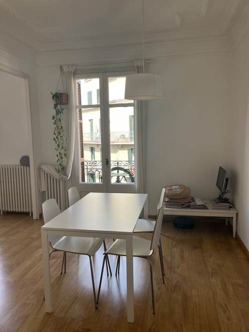 Room in a 4-person shared flat in Eixample · 4