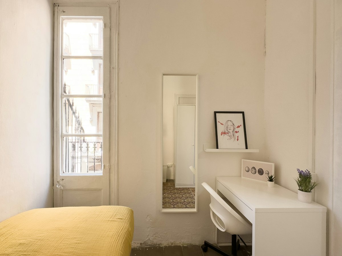 Furnished room in a 4-person shared flat in Sants-Montjuïc · 2