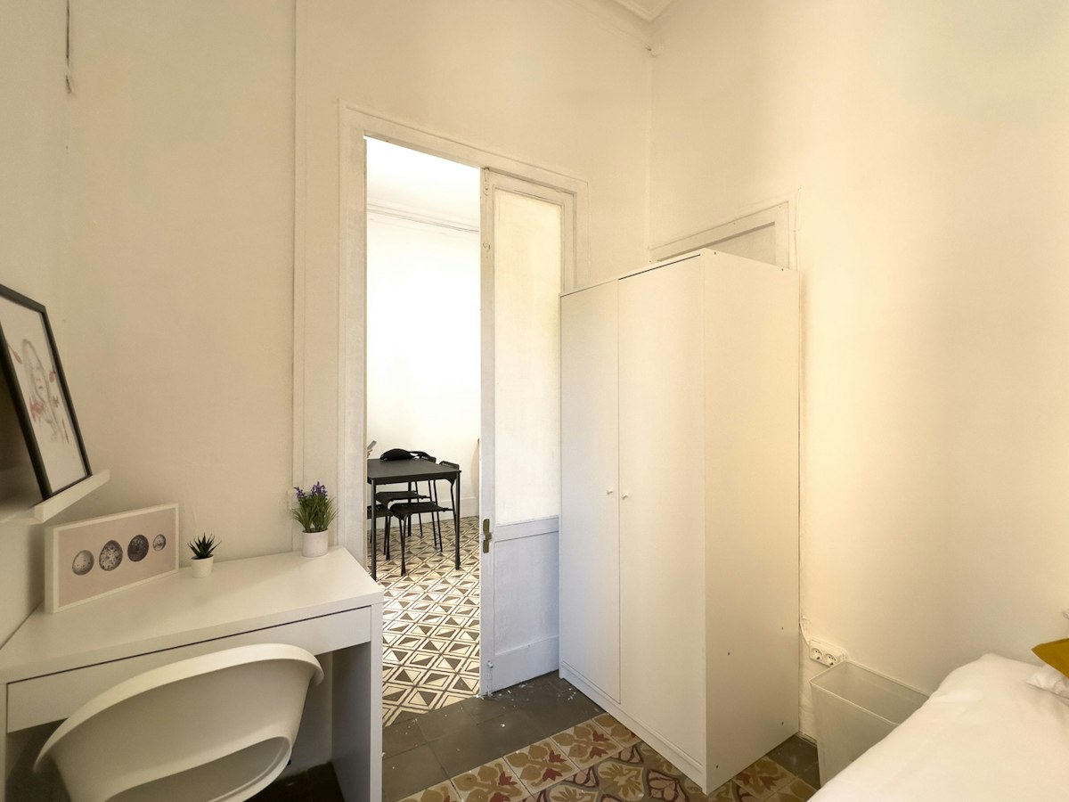 Furnished room in a 4-person shared flat in Sants-Montjuïc · 3